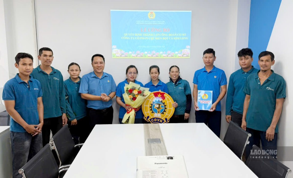 Phu Thuy Ward Trade Union continuously organizes ceremonies to announce the establishment of 2 grassroots trade unions in early July 2026. Photo: Duy Tuan