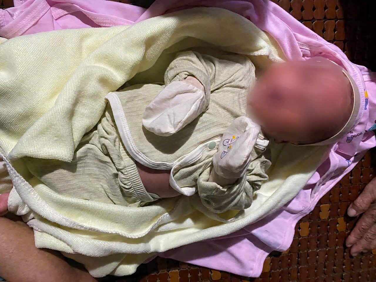 Hue issued a notice to find relatives of abandoned newborns. Photo: Vinh Loc Commune People's Committee provided.