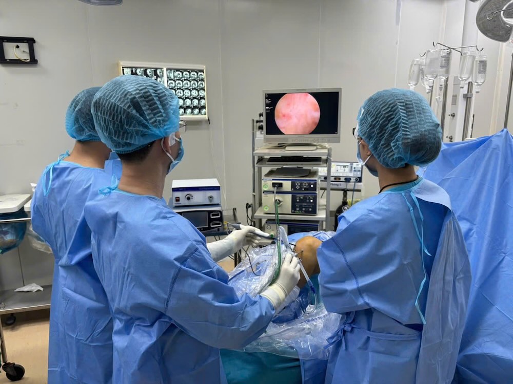 Các bác sĩ phẫu thuật nội soi cho bệnh nhân. Ảnh: Bệnh viện Đa khoa TP Cần Thơ cung cấp. 