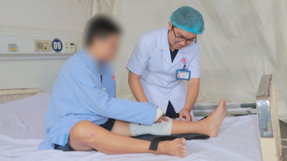 2-in-1" surgery saves complex knee injury, opening up opportunities for motor recovery for patients. Photo: Provided by Can Tho City General Hospital.