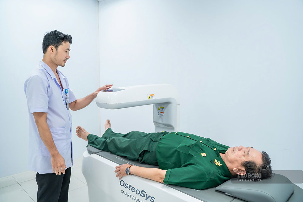 Doctors and nurses of Da Nang City Traditional Medicine Hospital examine veterans. Photo: Tran Thi