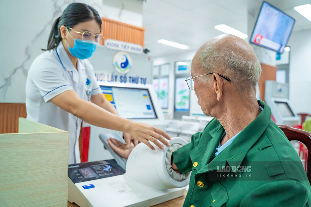 Cựu chiến binh, cựu quân nhân được điều trị không dùng thuốc với các phương pháp như châm cứu, hồng ngoại, cấy chỉ, xoa bóp áp lực hơi, hỏa long cứu và được cấp phát thuốc miễn phí. Ảnh: Trần Thi