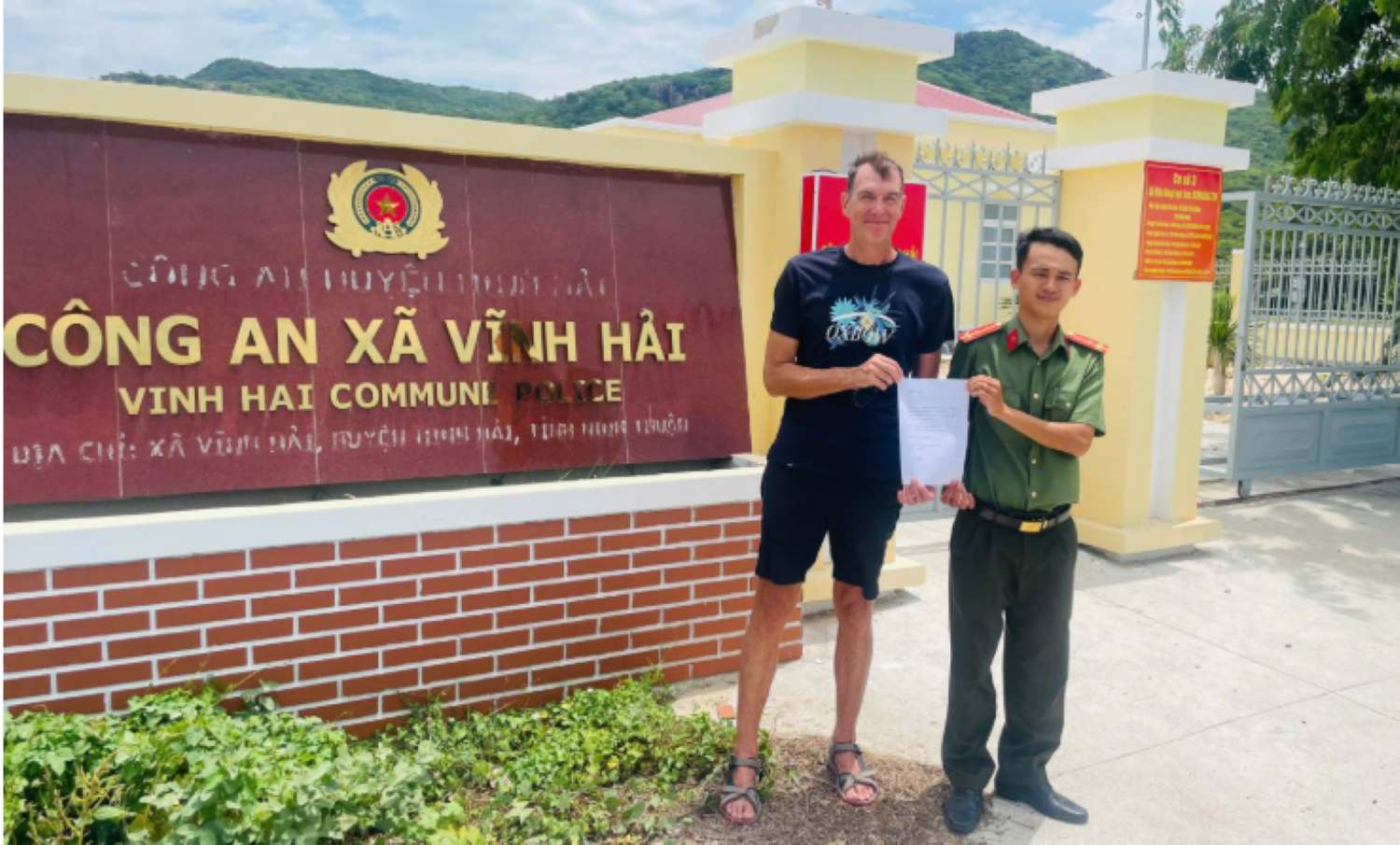 Mr. Walter Gilles Ferrero, a foreign tourist staying in Vinh Hai commune, came to the Vinh Hai Commune Police headquarters to directly hand over a thank-you letter to the local police for supporting administrative procedures quickly and promptly. Photo: Vinh Hai Commune Police