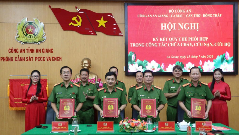 Police of 4 provinces and cities sign coordination regulations. Photo: Tien Dung/ An Giang Police