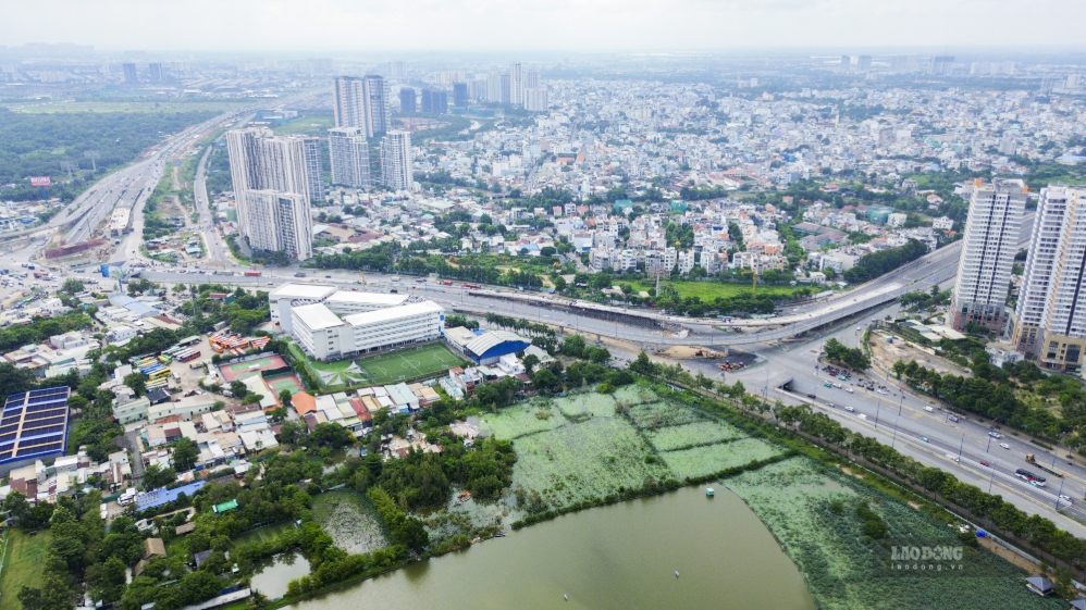 Khi chính thức đi vào hoạt động, nhánh N4 sẽ đảm nhận vai trò tách dòng xe ôtô và xe container từ hướng Đồng Văn Cống lên tuyến đường trên cao để ra trục Mai Chí Thọ. Ảnh: Anh Tú