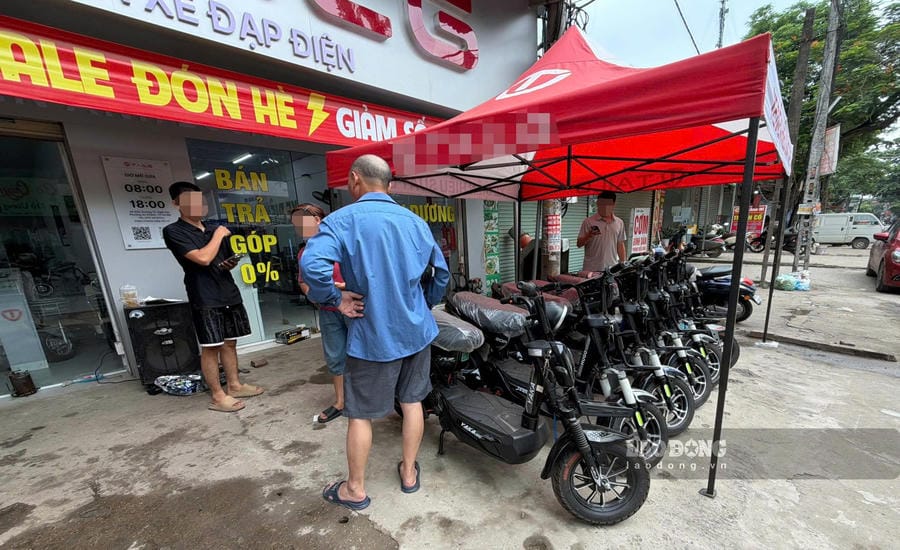 The cars, according to the owner of an electric vehicle business on Ngai Cau street (Hanoi), have invoices but no registration. Photo: PV Group