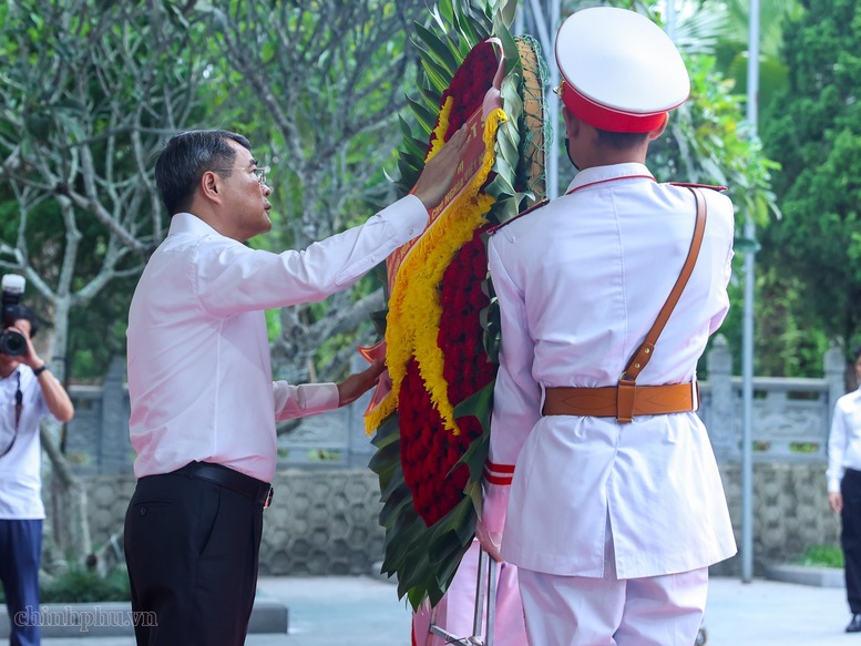 Thủ tướng Lê Minh Hưng dâng hoa tưởng nhớ, tri ân các Anh hùng liệt sĩ tại Nghĩa trang liệt sĩ quốc gia Vị Xuyên. Ảnh: VGP/Nhật Bắc