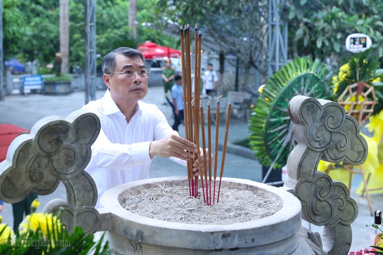 Politburo Member, Prime Minister Le Minh Hung offers incense to commemorate and express gratitude to heroic martyrs. Photo: VGP/Nhat Bac