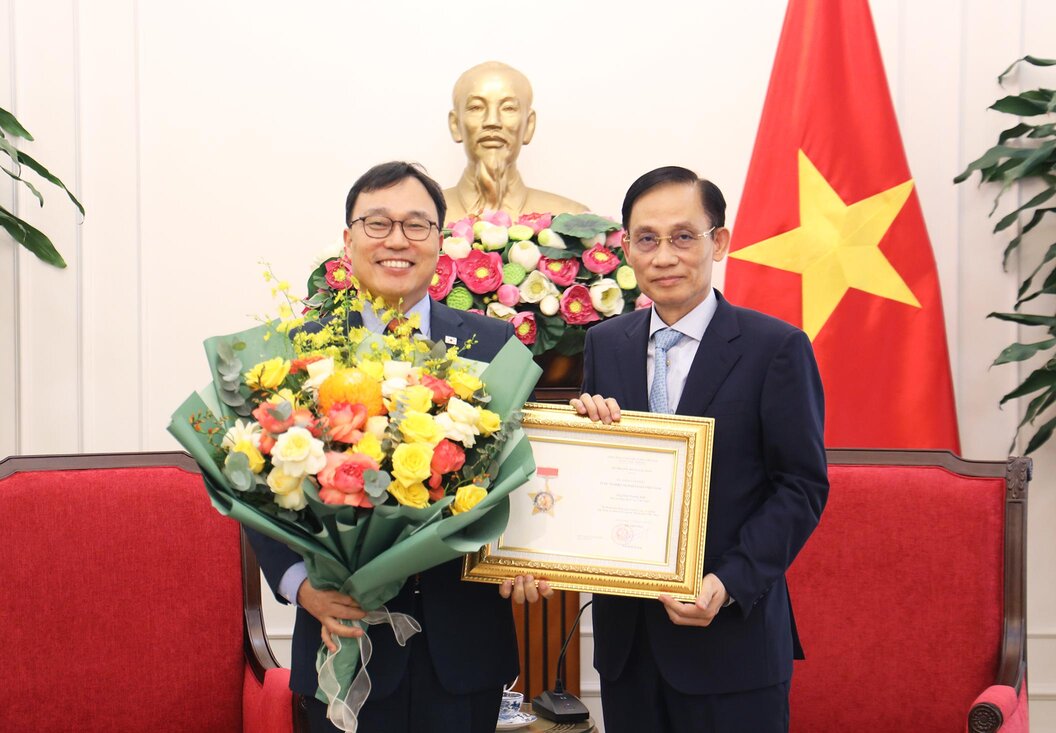 Politburo Member, Minister of Foreign Affairs Le Hoai Trung awarded the Medal "For the Diplomatic Cause of Vietnam" to Ambassador Choi Young Sam to recognize the Ambassador's contributions to Vietnam - Korea diplomatic relations. Photo: Ministry of Foreign Affairs