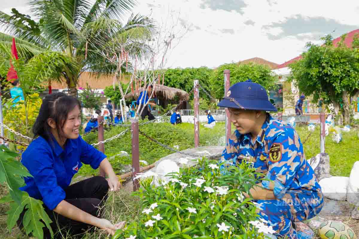 Tuổi trẻ Học viện Hải quân chung sức xây dựng nông thôn mới