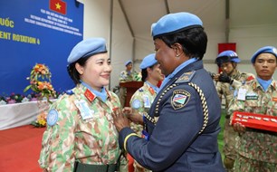 Chiến sĩ mũ nồi xanh Việt Nam nhận huy chương của Liên Hợp Quốc