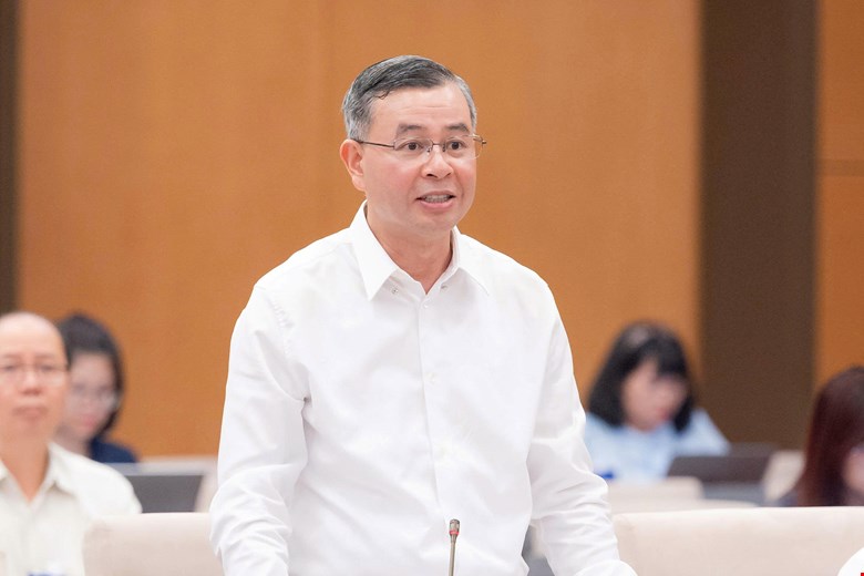 Member of the Party Central Committee, Minister of Finance Ngo Van Tuan presents the report on the draft Law amending and supplementing Article 6 and Appendix IV on the List of conditional business lines of the Investment Law. Photo: Quochoi. vn