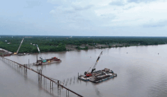 Ba Lai 6 Bridge construction site maintains many construction fronts in areas with clean ground. Photo: Hoang Loc