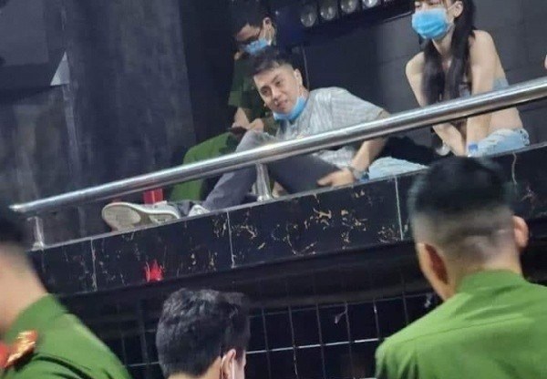 DJ Thai Hoang was caught red-handed storing drugs at a bar in April 2023. Photo: Hai Duong Provincial Police