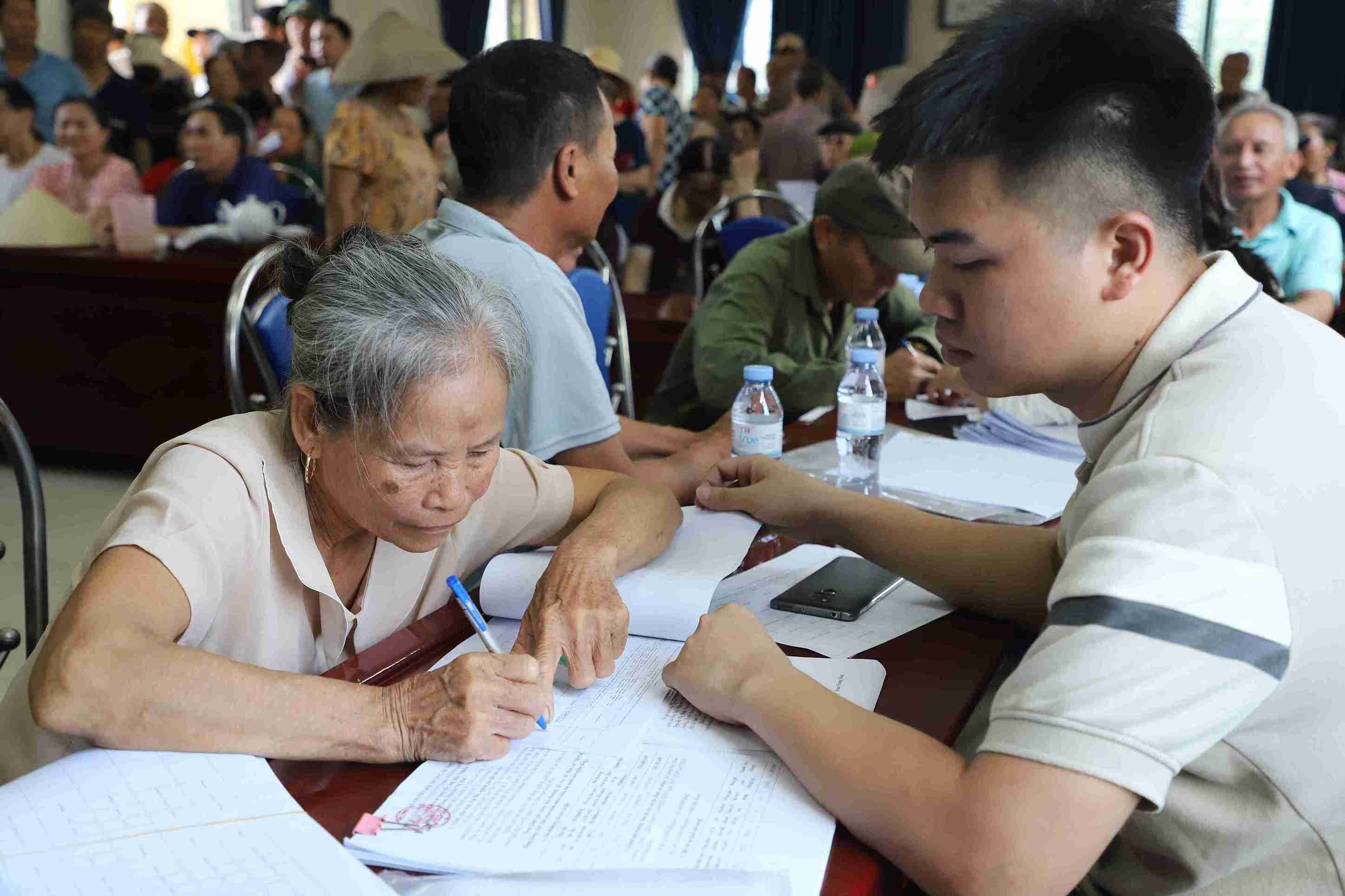 Các hộ dân có đất bị thu hồi làm thủ tục nhận tiền bồi thường. Ảnh: Xã Ân Thi