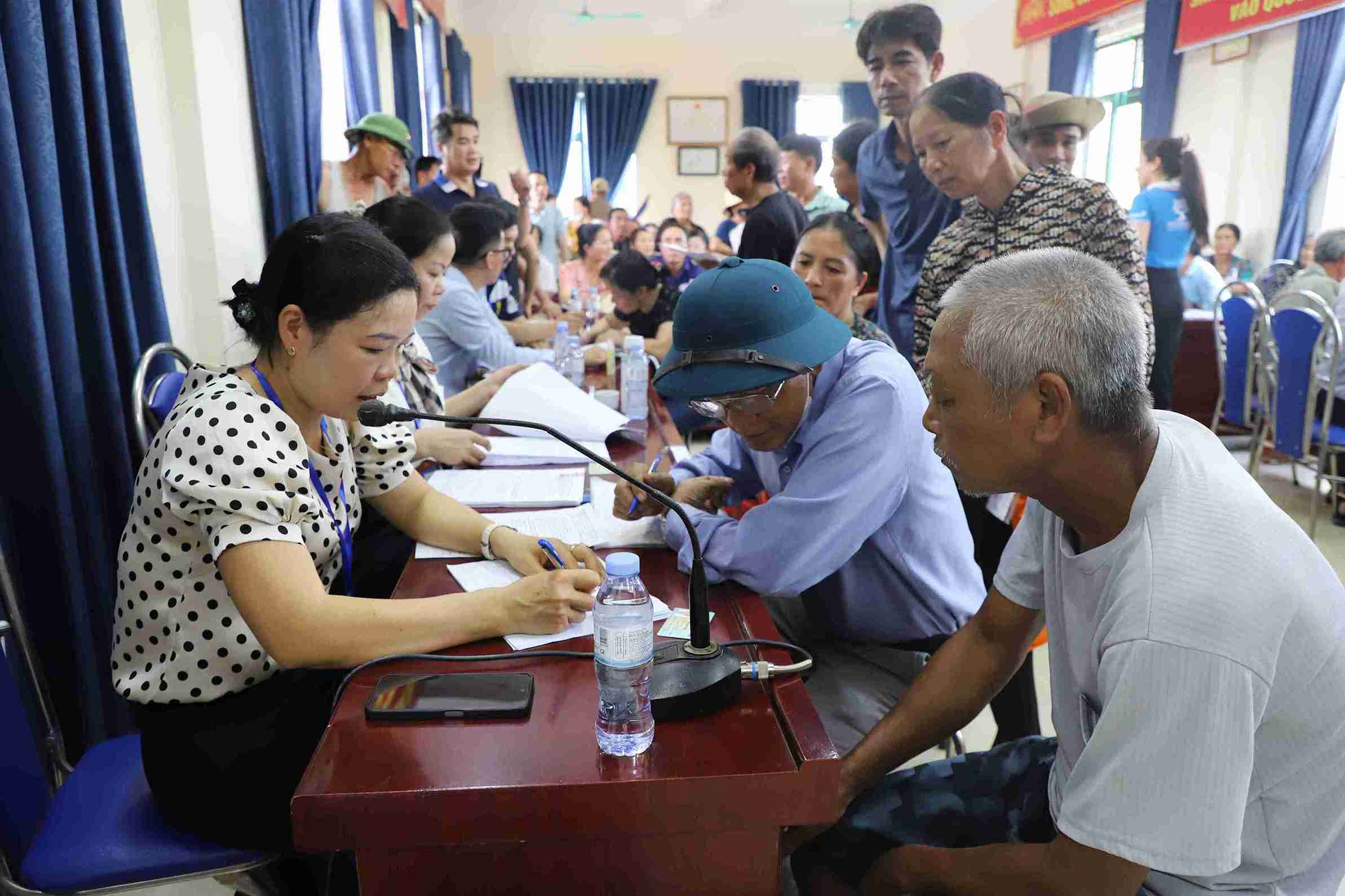 The payment took place safely and orderly, creating consensus among households. Photo: Xã Ân Thi