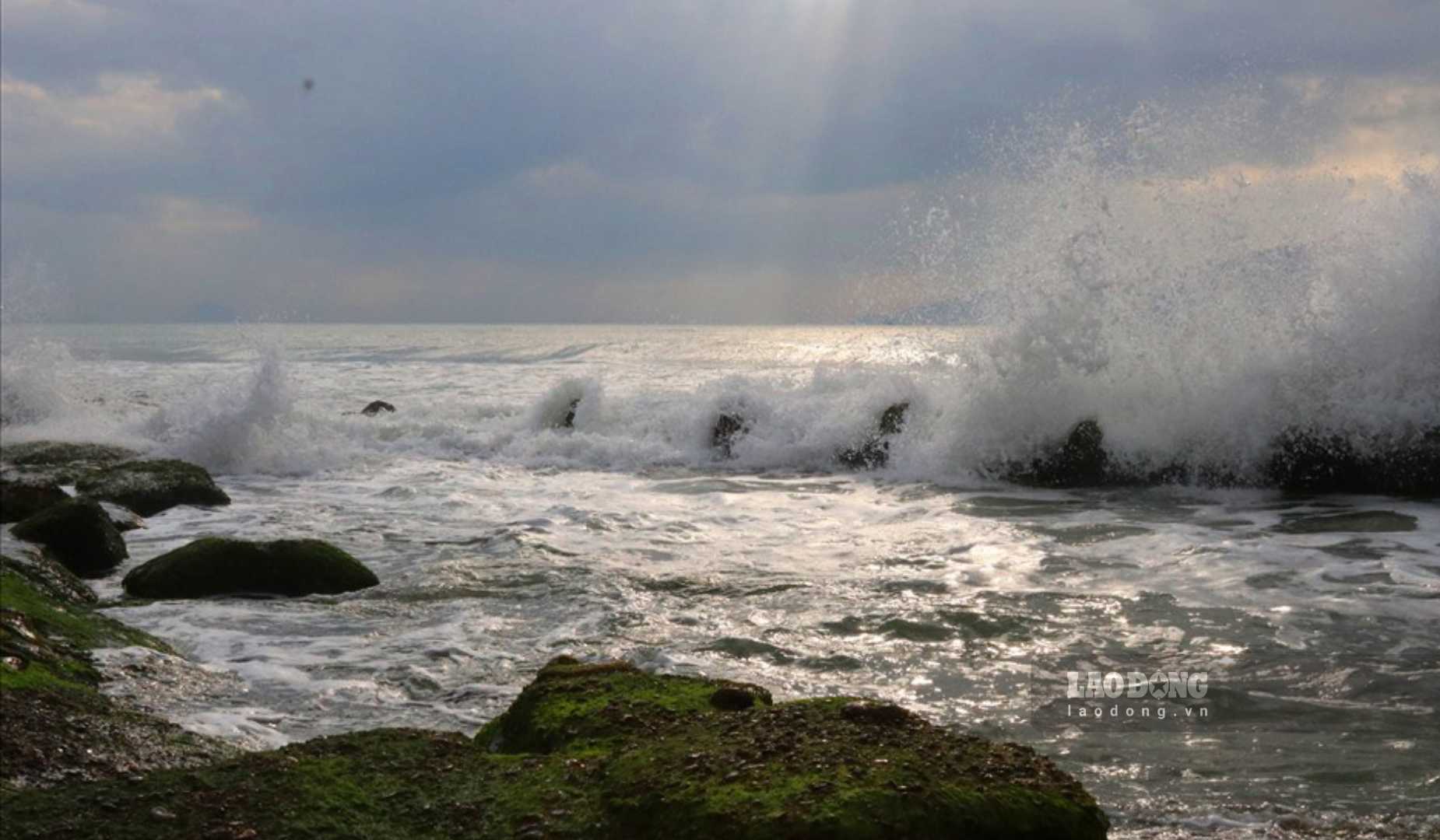 The southwest monsoon is operating with moderate intensity, causing unfavorable weather in some sea areas. Photo: Phuong Linh