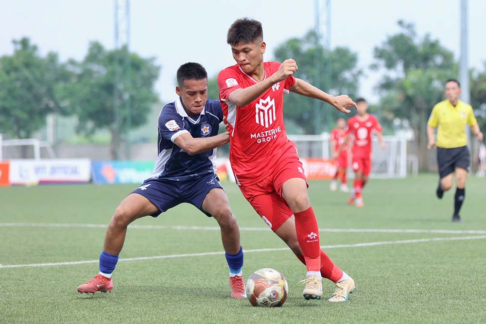 U21 PVF (red jersey) regains 1 point against U21 Da Nang thanks to an equalizer in injury time. Photo: VFF