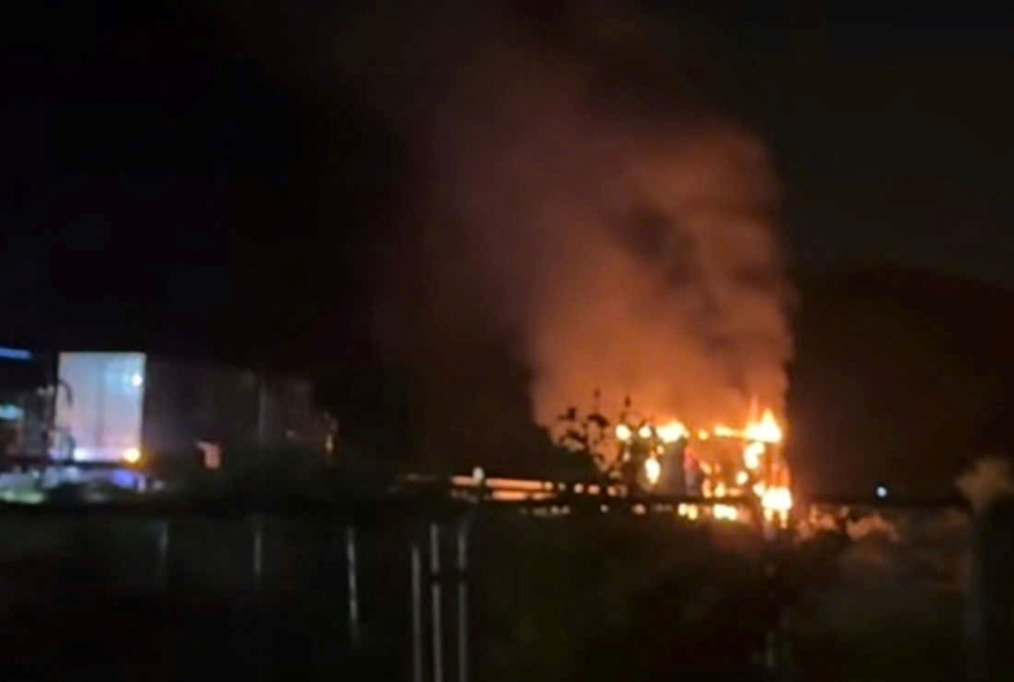 The fire on the Nha Trang - Cam Lam highway occurred on the evening of July 1. Photo: Provided by Khanh Hoa Police