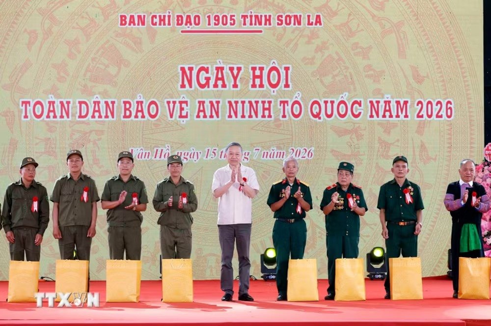 Tổng Bí thư, Chủ tịch nước Tô Lâm tặng quà cho người có uy tín, già làng, trưởng bản Lóng Luông, thành viên lực lượng tham gia bảo vệ an ninh trật tự tiêu biểu trên địa bàn bản Lóng Luông và xã Vân Hồ, gia đình chính sách, có hoàn cảnh khó khăn. Ảnh: Thống Nhất/TTXVN