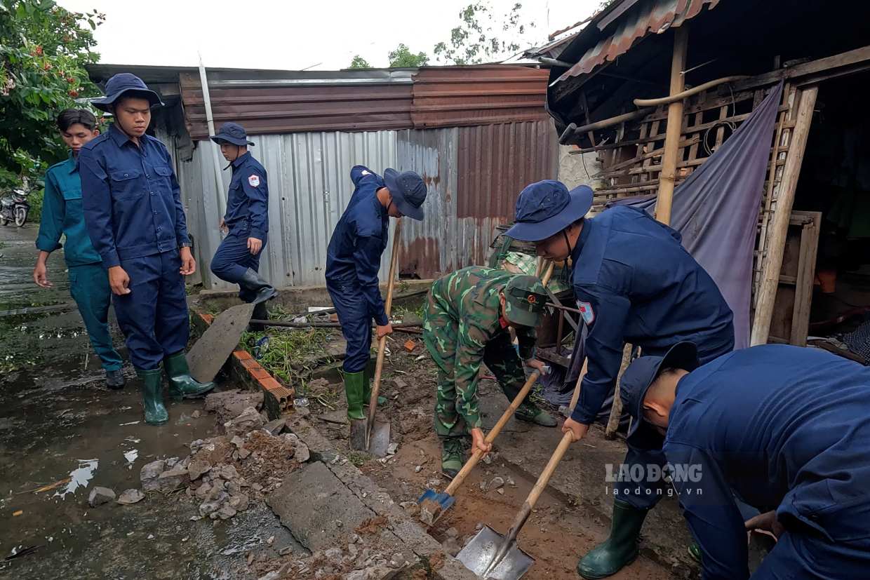Lực lượng tìm kiếm 2 vị trí nghi có mộ tập thể Liệt sĩ. Ảnh: Tạ Quang