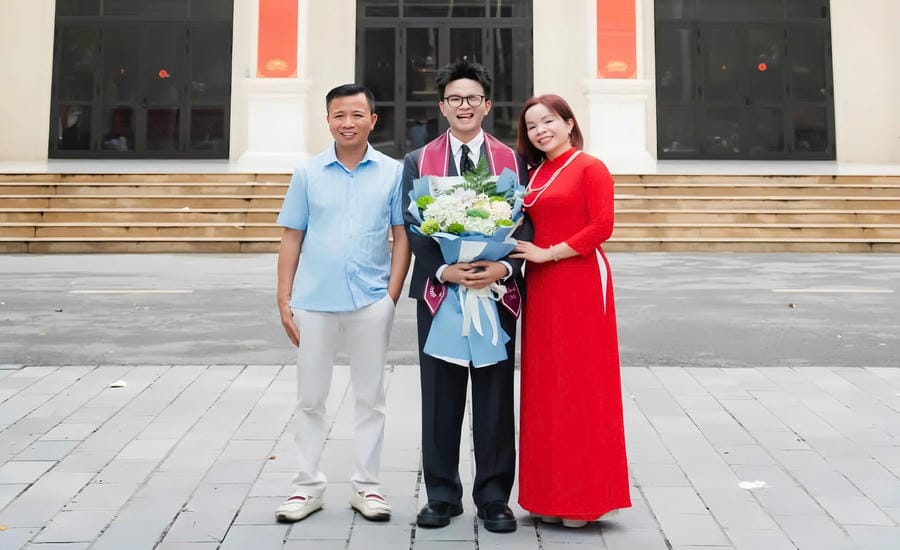 Friend Binh Minh takes photos with his parents on graduation day. Photo: Character provided