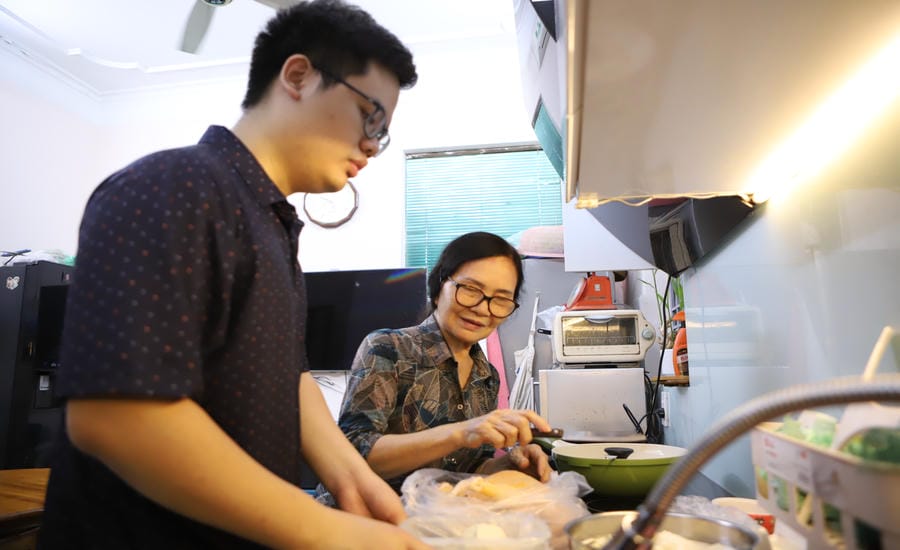 Bạn Tạ Tuấn Minh tranh thủ nấu cơm, hỗ trợ bà dịp cuối tuần khi có thời gian rảnh. Ảnh: Nhân vật cung cấp