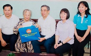 Lãnh đạo TPHCM thăm, tặng quà Mẹ Việt Nam anh hùng