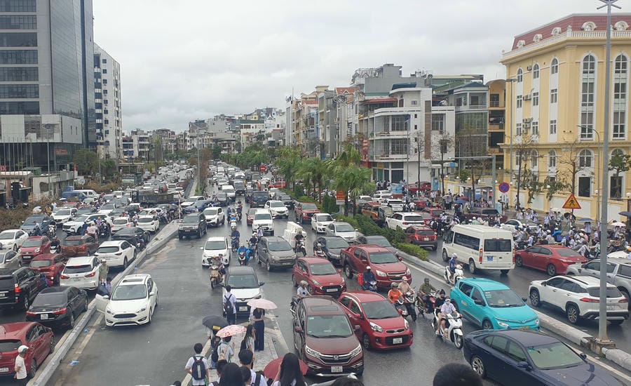 Traffic in front of the school gate in the center of former Ha Long City. If there are free school buses, it will both reduce traffic jams and be convenient for parents. Photo: Nguyen Hung