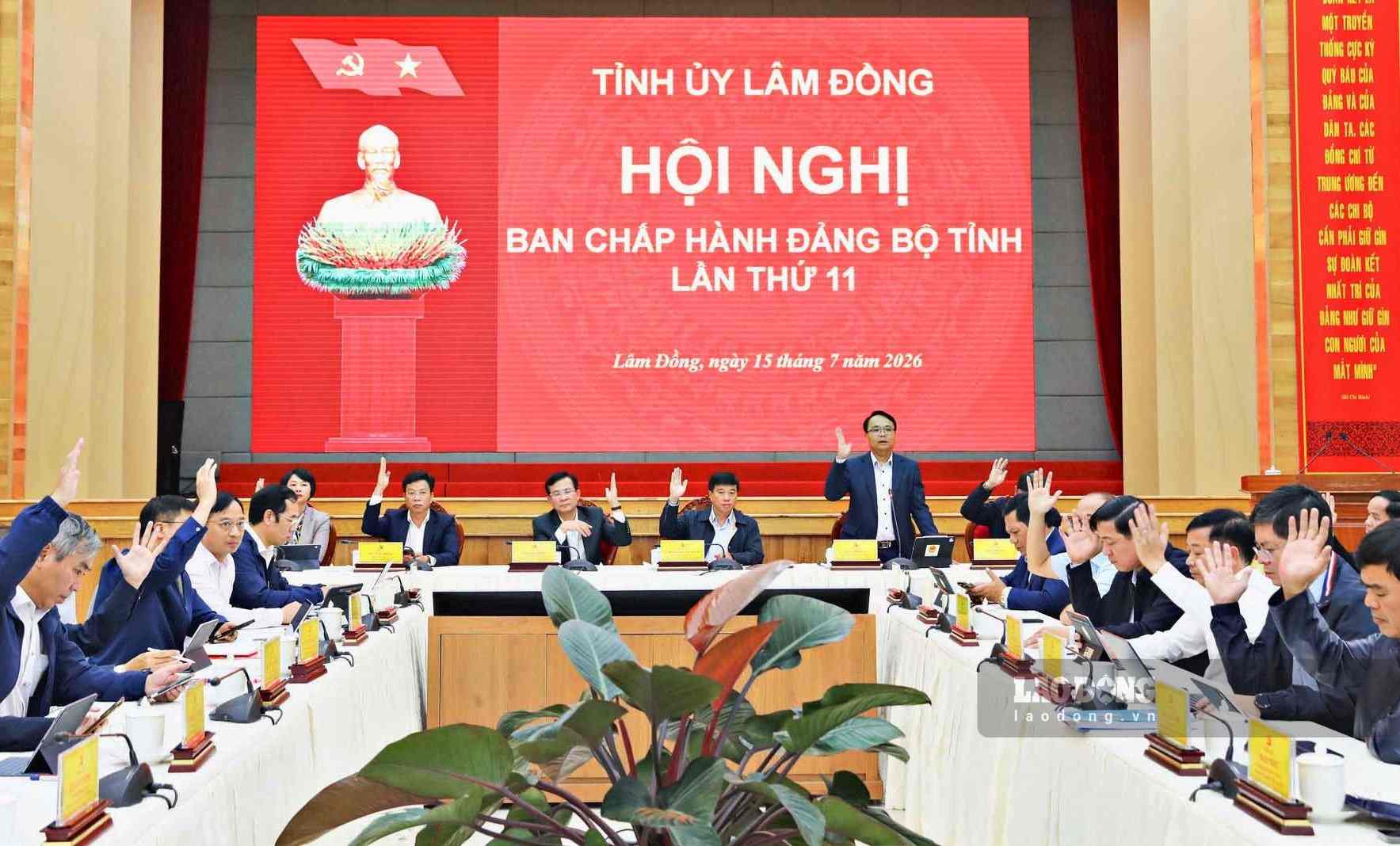 Các đại biểu biểu quyết thông qua Tờ trình của Ban Thường vụ Tỉnh ủy Lâm Đồng