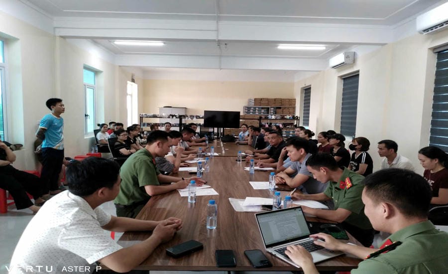 Functional agencies are involved in verifying and resolving the collective work stoppage at Long Yi Vietnam Footwear Co., Ltd. Photo: Thanh Hoa Trade Union