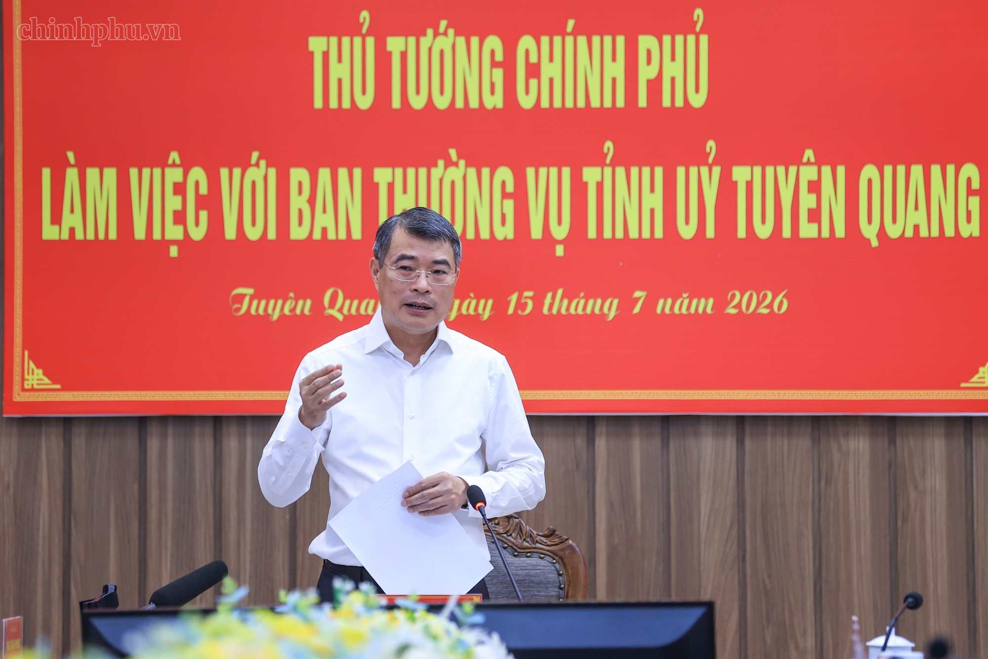 Politburo Member, Prime Minister Le Minh Hung delivers a directive speech at the working session. Photo: VGP/Nhat Bac