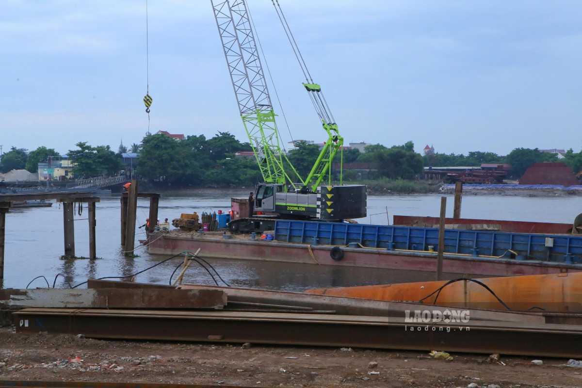 The Ninh Cuong bridge construction project across the Ninh Co River on National Highway 37B has a total investment of more than 800 billion VND. Photo: Ha Vi