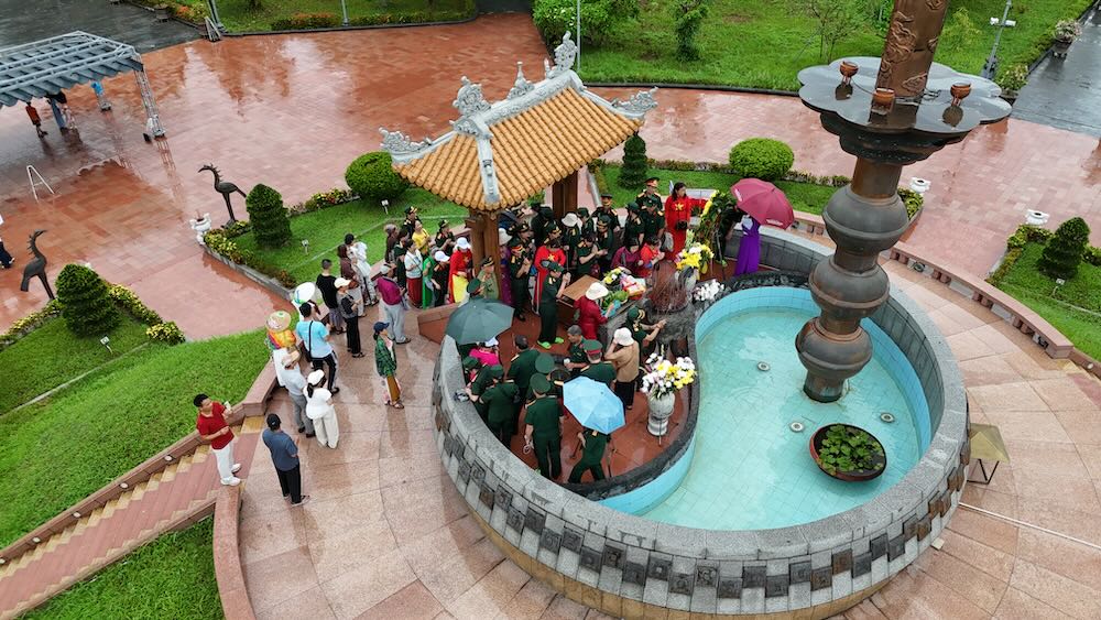 The flow of people flocking to Quang Tri Ancient Citadel to offer incense in July increased sharply. Photo: Nguyen Luan