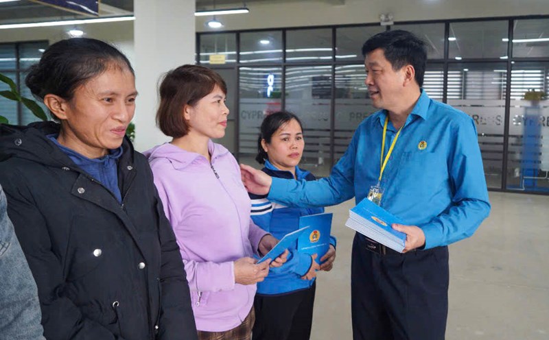 Chairman of Nghe An Provincial Labor Federation Kha Van Tam presents gifts to workers. Photo: Nghe An Trade Union