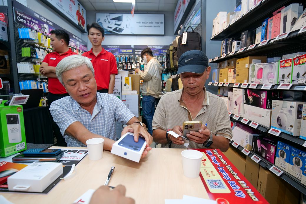 Customers buying iPhone 17 Pro Max now feel more secure thanks to the new S-Buyback Program updated by CellphoneS this July. Photo: CellphoneS