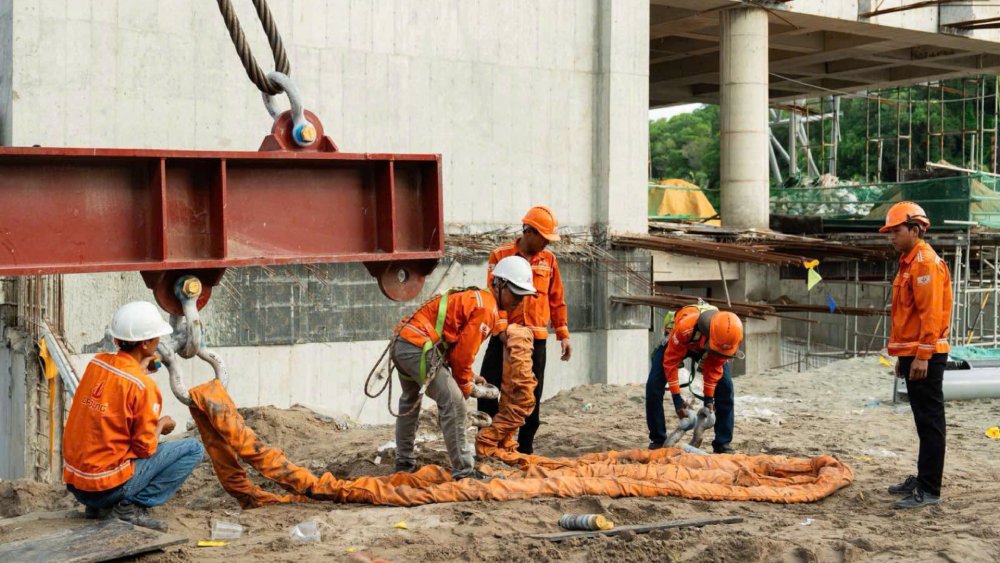 Công nhân thi công các dự án. Ảnh Sun Group cung cấp