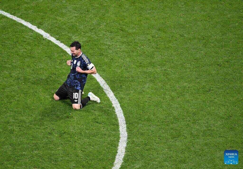 Niềm vui của Messi. Ảnh: Xinhua