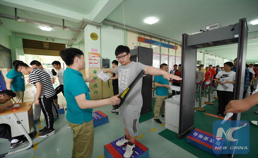 Trung Quốc đã đưa AI vào hỗ trợ vận hành và kiểm soát gian lận trong kỳ thi Cao Khảo, một kỳ thi quan trọng hàng đầu trong nền giáo dục Trung Quốc. Ảnh: Xinhua
