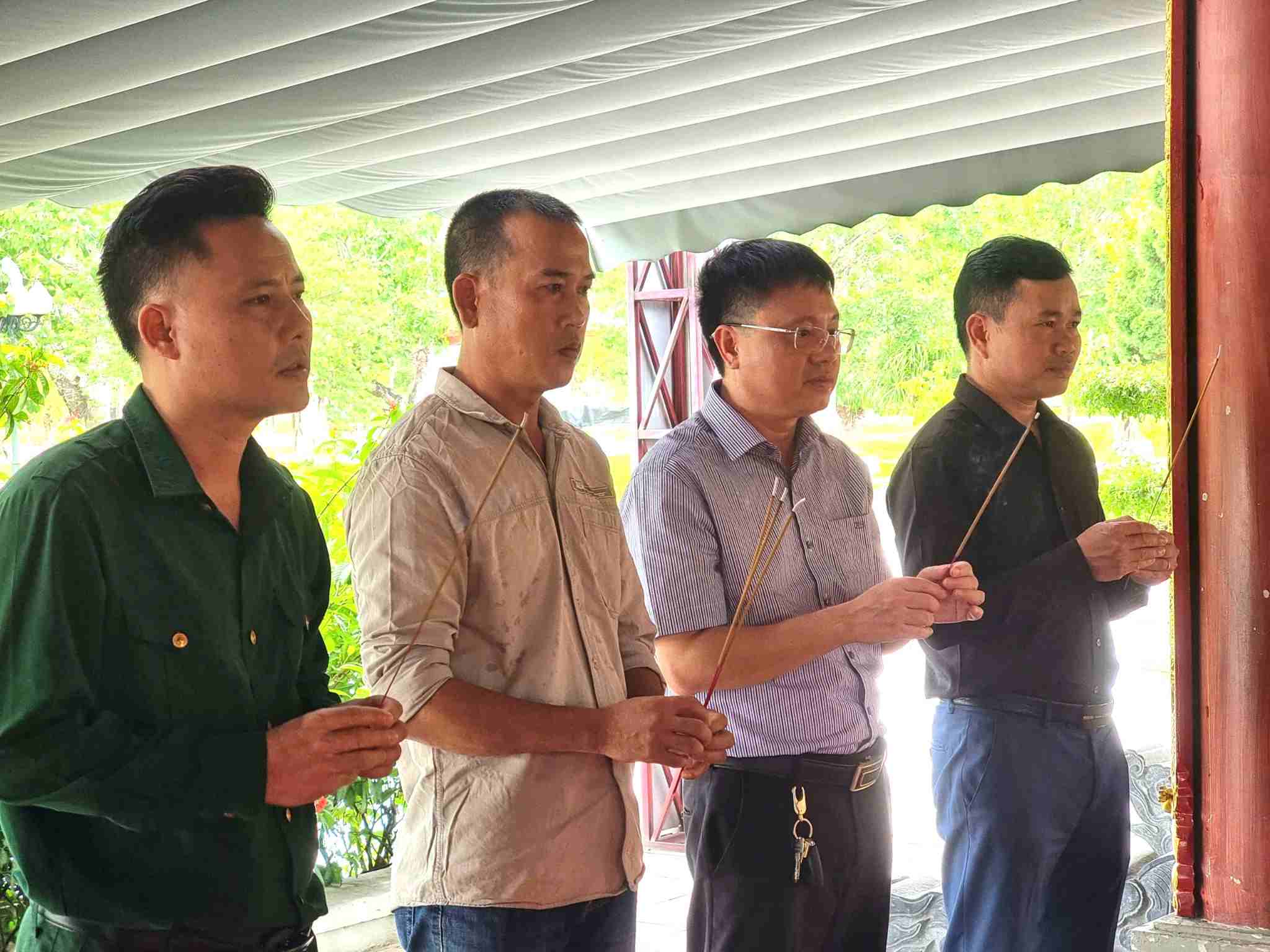 Các đại biểu thực hiện nghi thức dâng hương trong chương trình trao tặng phong lan tại Khu di tích lịch sử quốc gia Truông Bồn. Ảnh: Khu di tích Truông Bồn