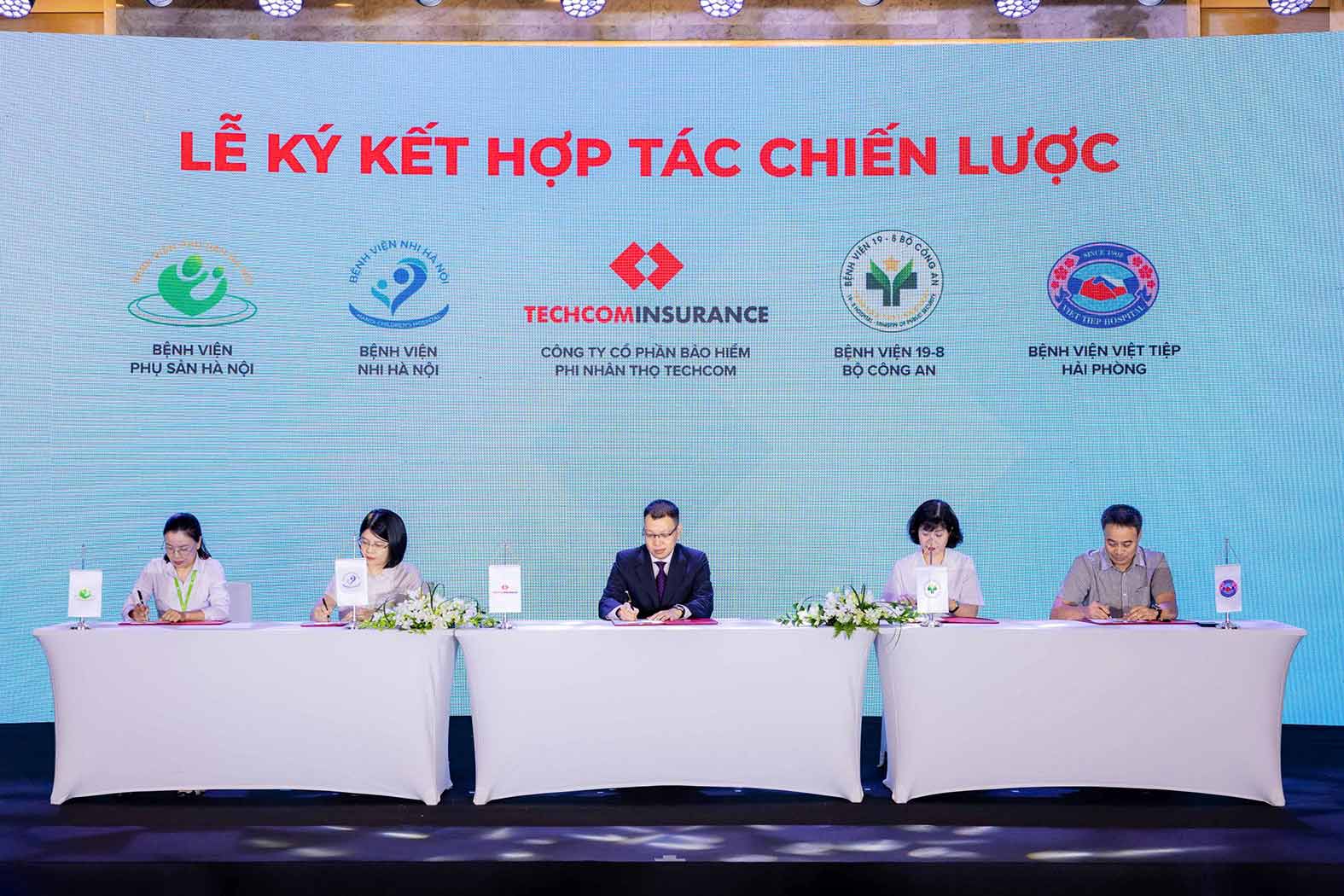 CEO of Techcom Insurance Nguyen Quang Vinh signed a strategic cooperation agreement with representatives of 4 major hospitals. Photo: Techcom Insurance.