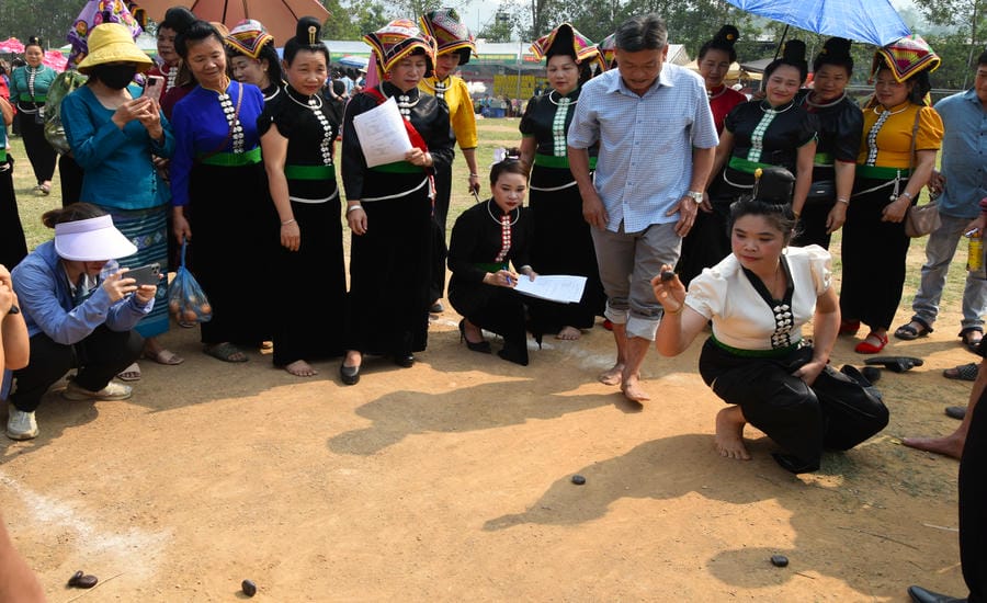 People in Sop Cop commune, Son La province playing tó mák lẹ in the Xen Ban Festival. Photo: Truong Son