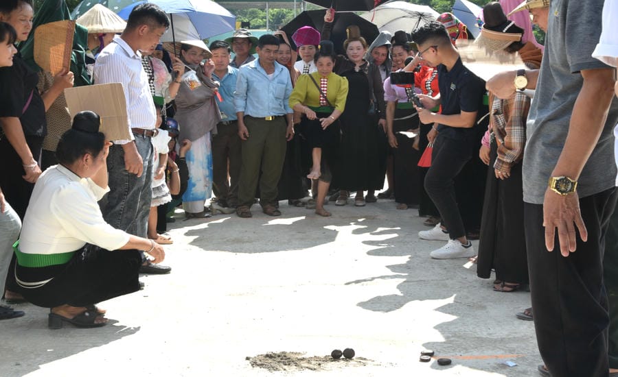 Người dân xã Mường Bú, tỉnh Sơn La chơi tó mák lẹ. Ảnh: Trường Sơn