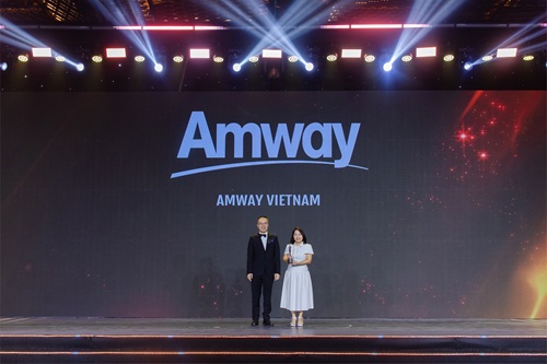 Ms. Le Thi Kim Hoa, Human Resources Director of Amway Vietnam, receives the award from the organizers. Photo: Amway Vietnam