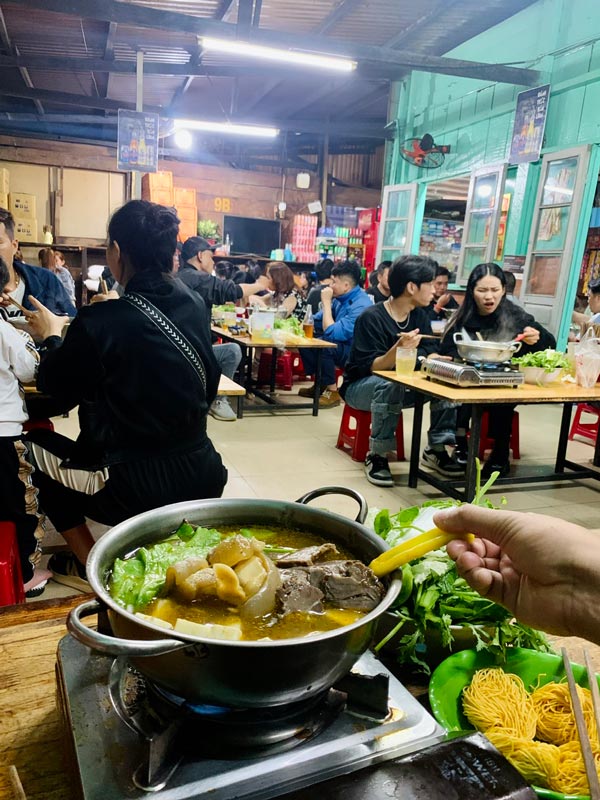Ba Toa beef hotpot by Cam Ly stream - an attractive destination for tourists in Da Lat. Photo: Ky Lam