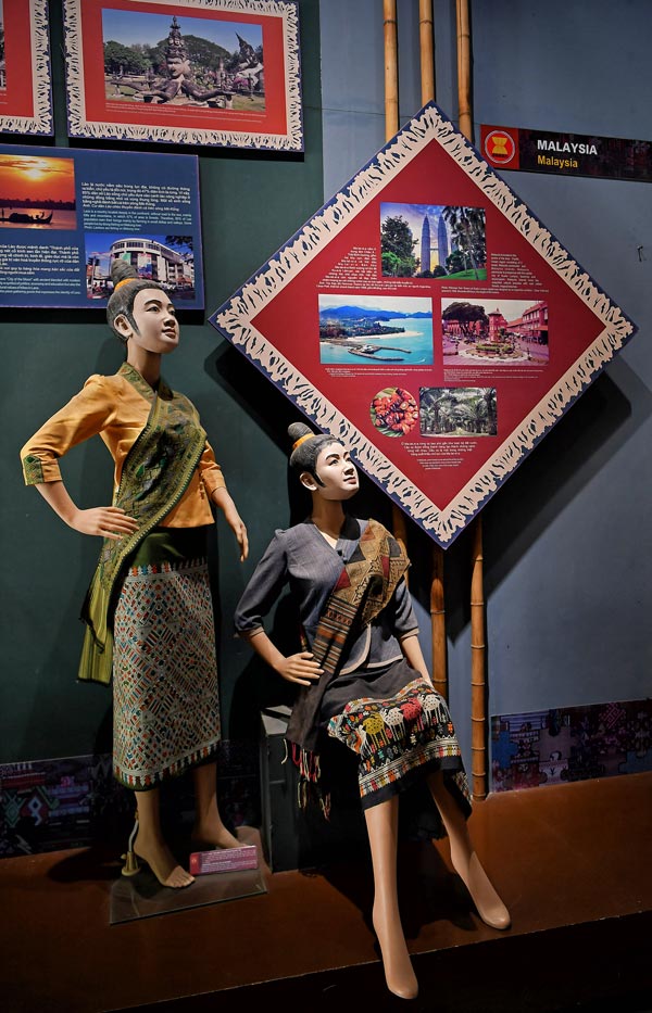 Trang phục truyền thống của phụ nữ Lào trong khu vực giới thiệu văn hóa các nước ASEAN của bảo tàng.