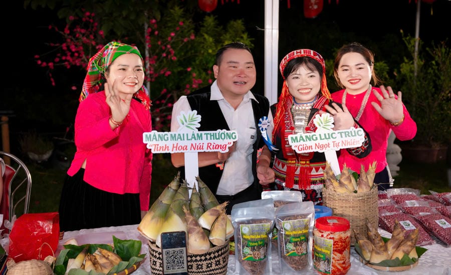 Nguyễn Thị Dím (ngoài cùng bên trái) trong phiên livestream giới thiệu sản phẩm măng mai Lâm Thượng. Ảnh: Nhân vật cung cấp