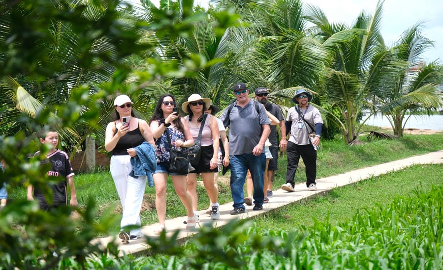 Tourists walk in the green space at Con Son Agricultural Tourism Cooperative (Binh Thuy ward, Can Tho city). Photo: Phong Linh