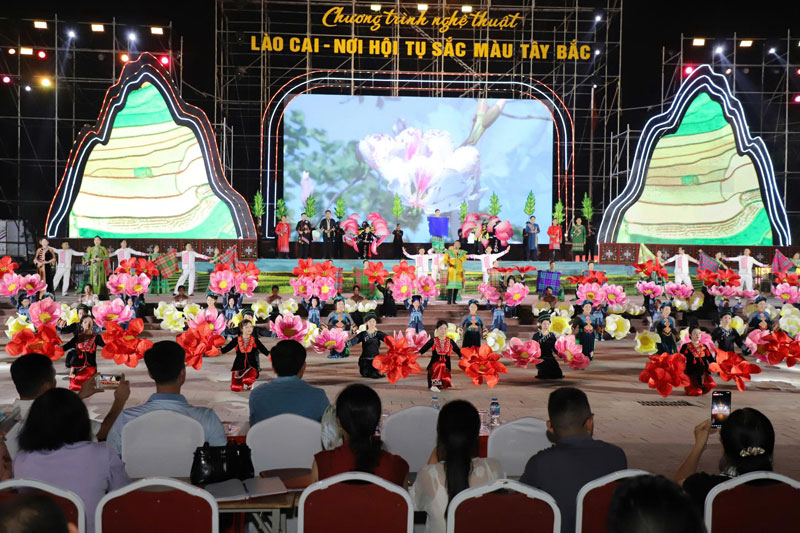 Tổng duyệt chương trình nghệ thuật “Lào Cai - Nơi hội tụ sắc màu Tây Bắc”. Ảnh: Cổng TTĐT Lào Cai