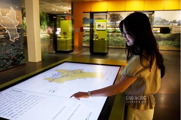 Các màn hình 3D, bàn cảm ứng đa điểm, hệ thống dữ liệu số và hình thức trình chiếu hiện đại tại Bảo tàng Hà Nội giúp người xem dễ tiếp cận thông tin về hiện vật hơn. Ảnh: Dương Anh